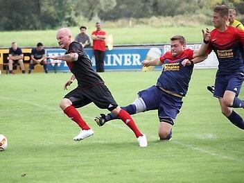 Der Schw&uuml;rbitzer Christopher Daumann (l.) entwischt in dieser Szene der Rother Verteidigung. Im Spiel gegen die TSF Theisenort (1:1) stand die Hintermannschaft der Fortuna deutlich besser als beim 1:2 gegen den FCS.  Foto: Habermann/Archiv