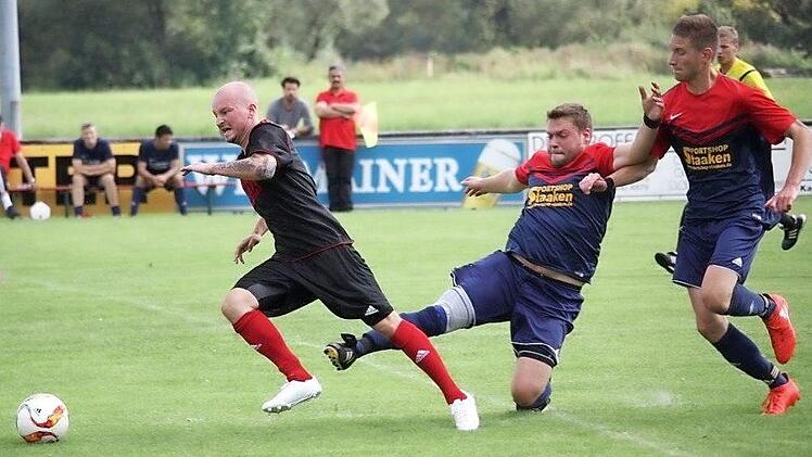 Der Schw&uuml;rbitzer Christopher Daumann (l.) entwischt in dieser Szene der Rother Verteidigung. Im Spiel gegen die TSF Theisenort (1:1) stand die Hintermannschaft der Fortuna deutlich besser als beim 1:2 gegen den FCS.  Foto: Habermann/Archiv