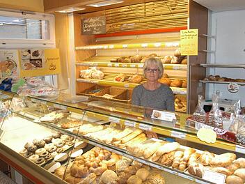 Nur noch bis zum Samstag bedient Sigrid Hesselbach die Kunden in der Filiale in der Kellereistra&szlig;e. Sieben Jahre hat sie hier gearbeitet.  Foto: Michael Petzold