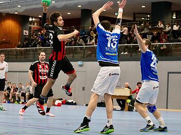 Tom Schumm (links) vom FC Bad Brückenau hebt ab.Sebastian Schmitt