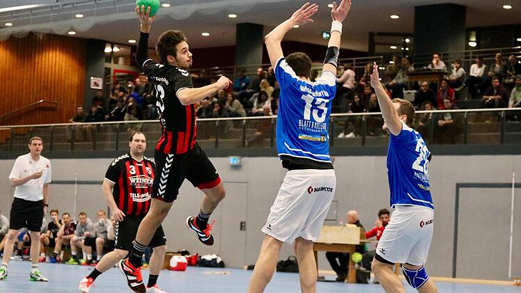 Tom Schumm (links) vom FC Bad Brückenau hebt ab.Sebastian Schmitt