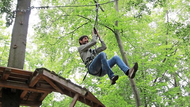 Der Erlebnispädagoge Norbert Kotz von der Pestalozzischule Forchheim im Hochseilgarten bei Veilbronn. Er ist mit zwei Karabinerhaken gesichert. Fotos: Andreas Oswald