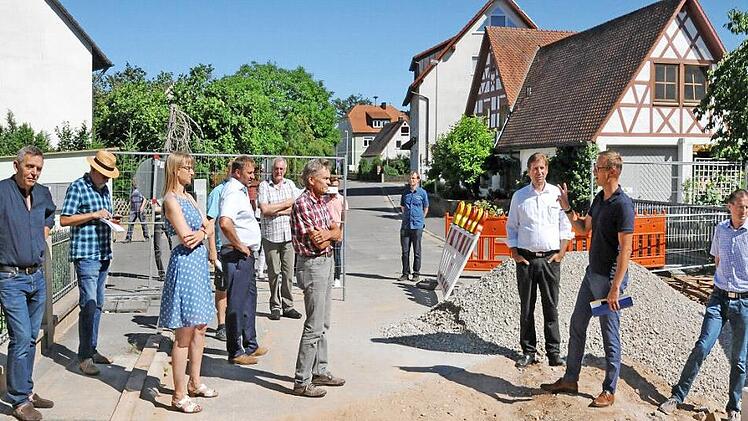 Bei der Besichtigung der Baustelle Nepomukbrücke in Dormitz  Foto: Karl Heinz Wirth