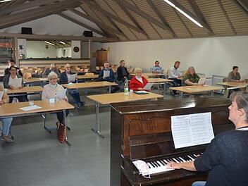 Der Gesangverein Rothenkirchen, unter Leitung von Karina Klaumünzner, musste wegen der Corona- Pandemie Auflagen seine Chorproben in den großen Saal des Jugendheimes verlegen, hier hat man die Voraussetzungen, um alle Auflagen und das Hygienekonzept zu erfüllen. K.-H. Hofmann
