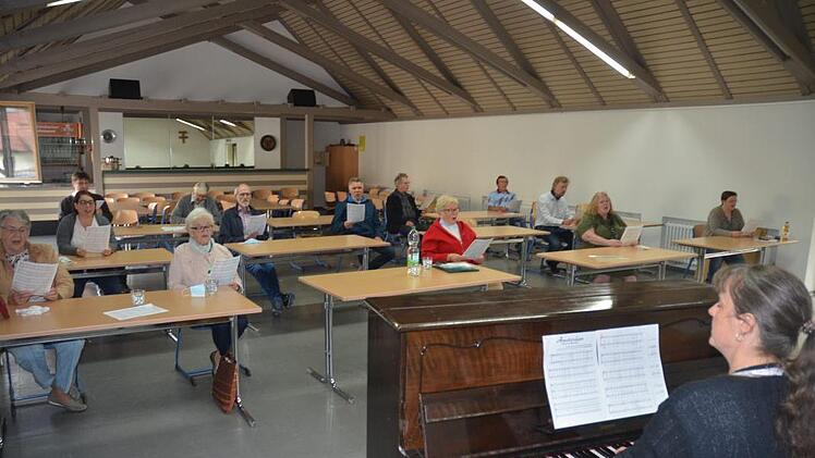 Der Gesangverein Rothenkirchen, unter Leitung von Karina Klaumünzner, musste wegen der Corona- Pandemie Auflagen seine Chorproben in den großen Saal des Jugendheimes verlegen, hier hat man die Voraussetzungen, um alle Auflagen und das Hygienekonzept zu erfüllen. K.-H. Hofmann