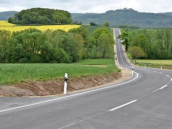 Fast malerisch, wie sich das neue graue Band der BA 1 gemächlich durch die fränkische Landschaft schlängelt.