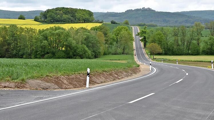 Fast malerisch, wie sich das neue graue Band der BA 1 gemächlich durch die fränkische Landschaft schlängelt.