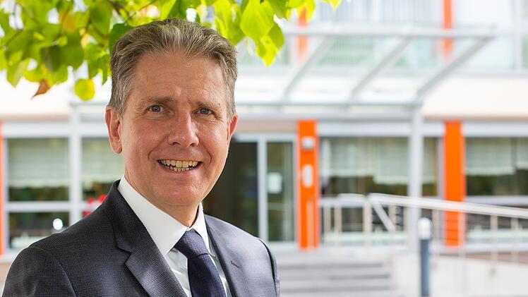 Professor Christoph Reichel ist Ärztlicher Direktor des Reha-Zentrums Bad Brückenau Klinik Hartwald. Ein deutschlandweit bislang einzigartiges Reha-Angebot bietet dort Menschen mit Erkrankungen des Magen-Darm-Trakts und der Psyche Hilfe. Foto: Isabella Nadobny