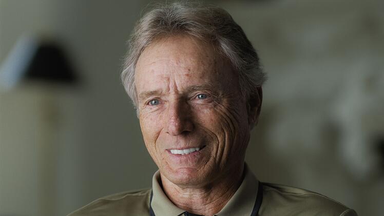 Bernhard Langer wurde Golfprofi, internationales Wunderkind und Superstar des Sportes, als es keine anderen deutschen Golfprofis gab. Es war zu einer Zeit, als nur wenige Deutsche diesen Sport erklären konnten. Der Dokumentarfilm "Bernhard Langer - Der ewige Champion" bei MagentaTV ist ein Porträt des stillen Ausnahmesportlers.