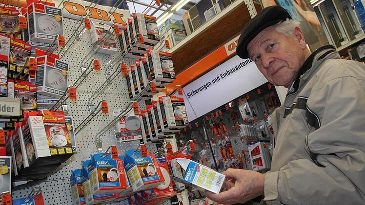 Kunde Wolfgang Möller hat sich gleich zwei der kleinen Lebensretter gekauft. Foto: Andreas Oswald