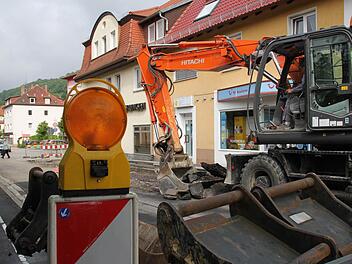 Mit dem Bagger rückt Elmar Brand der Straße zu Leibe. Hier sollen Kanal- und Wasserleitungen neu verlegt werden. Fotos: Ulrike Müller