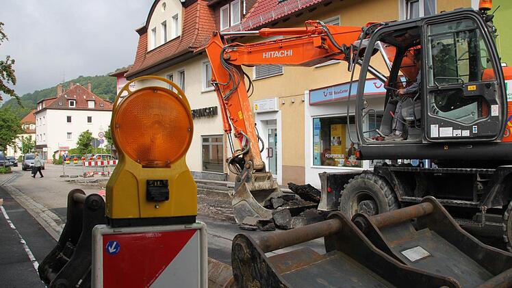 Mit dem Bagger rückt Elmar Brand der Straße zu Leibe. Hier sollen Kanal- und Wasserleitungen neu verlegt werden. Fotos: Ulrike Müller