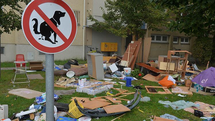 Vermüllte Grünlage im Malerviertel, Dienstag morgen  Foto: Ronald Rinklef