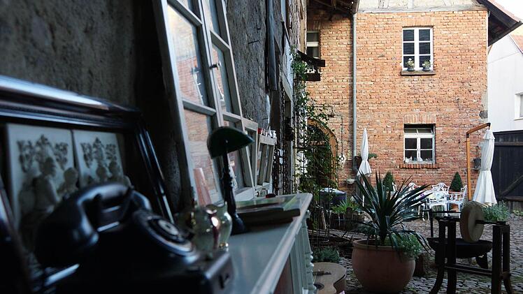 An die Rückseite des Hauses schließt sich ein Innenhof mit Scheune an. Foto: Arkadius Guzy