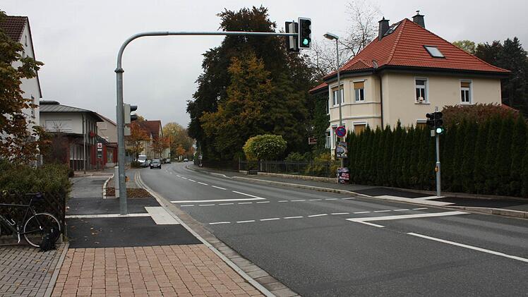 Ein positives Beispiel is doe Fußgängersignalanlage in Stockheim. Sie bietet Verbesserungen für Blinde, Sehbehinderte, Rollstuhlfahrer und Rollatornutzer. Foto: Heinrich Gehring