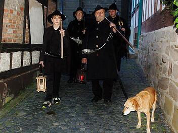 Durch die malerischen Gassen des Kurstädtchens ziehen Samuel Schmidt, Helmut Jacobi, Karl-Heinz Engelhardt und Christian Engelhardt zur Eröffnung der Nachtwächter-Saison ein. Mit dabei ist Mischlingshündin Amy.  Foto: Gabi Arnold