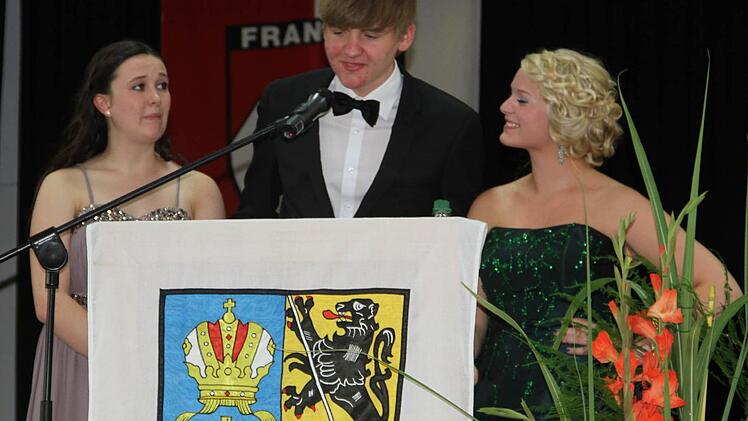 Jacqueline Vojer, Maximilian Springer und Helena Wirth (v.l.) ließen die vergangenen Schuljahre am Meranier-Gymnasium Revue passieren. Fotos: Gerda Völk