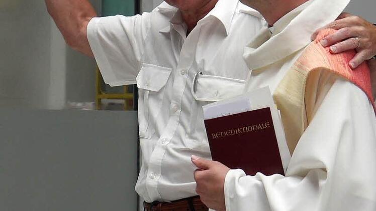 Ein Engel, den Stadtpfarrer Stefan Fleischmann mitgebracht hat, soll künftig über die neue Halle der Geiss AG machen.