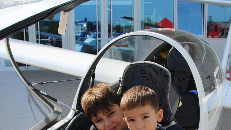 Hamza (neun) und Ömer (zwei) im Segelflugzeug.