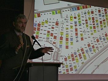 Thoms Struchholz erklärt den momentanen Belegungsplan des Friedhofs Euerdorf.  Foto: Gerd Schaar