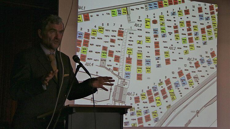 Thoms Struchholz erklärt den momentanen Belegungsplan des Friedhofs Euerdorf.  Foto: Gerd Schaar