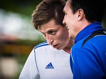 VfB-Trainer Werner Thomas (rechts ) unterrichtete nach dem erreichten Klassenerhalt seine Spieler (links Alexander Wachter), dass er aufhört.  Foto: Alexander Muck