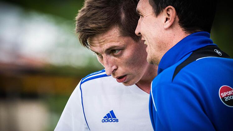VfB-Trainer Werner Thomas (rechts ) unterrichtete nach dem erreichten Klassenerhalt seine Spieler (links Alexander Wachter), dass er aufhört.  Foto: Alexander Muck