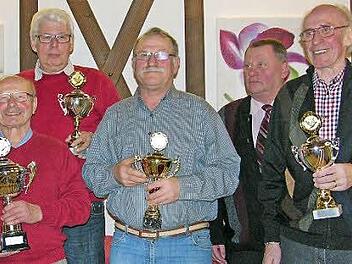 RV-Vorsitzender Reinhard Herzog (Zweiter von links) mit den Pokalsiegern der Reisesaison 2015 (von links): Gerhard Neugebauer, Horst Gidom, Horst Zöllner und Walter Muff  Foto: Klaus Oelzner