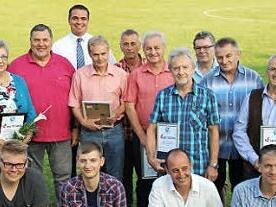Ehrungen beim SV Gro&szlig;garnstadt f&uuml;r zehnj&auml;hrige Zugeh&ouml;rigkeit (vorne) sowie f&uuml;r 25, 40 und 50 Jahre Mitgliedschaft mit Vorsitzendem Andr&eacute; Greiner (hinten, F&uuml;nfter von links), Zweitem Vorsitzendem Sascha Stadter (au&szlig;en rechts) und Drittem B&uuml;rgermeister J&uuml;rgen Heymann (hinten, Zweiter von links)  Foto: Alexandra Kemnitzer