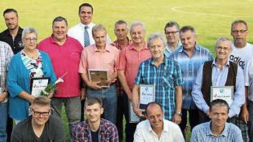 Ehrungen beim SV Gro&szlig;garnstadt f&uuml;r zehnj&auml;hrige Zugeh&ouml;rigkeit (vorne) sowie f&uuml;r 25, 40 und 50 Jahre Mitgliedschaft mit Vorsitzendem Andr&eacute; Greiner (hinten, F&uuml;nfter von links), Zweitem Vorsitzendem Sascha Stadter (au&szlig;en rechts) und Drittem B&uuml;rgermeister J&uuml;rgen Heymann (hinten, Zweiter von links)  Foto: Alexandra Kemnitzer