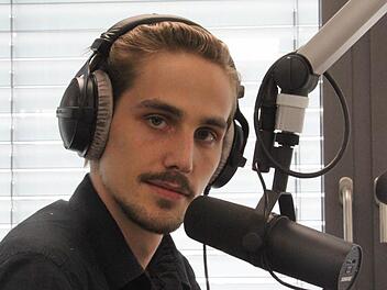 Vom Mikrofon ans Filmset: Valentino Mager. Für die Rolle fiel sogar die Mähne des 26-Jährigen der Schere zum Opfer.  Foto: Jochen Nützel