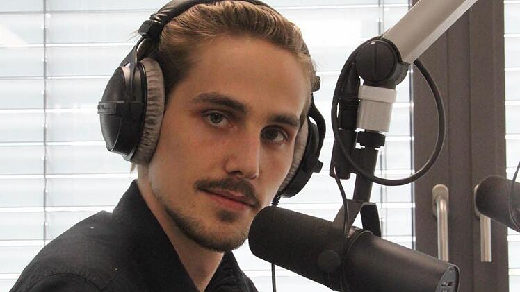 Vom Mikrofon ans Filmset: Valentino Mager. Für die Rolle fiel sogar die Mähne des 26-Jährigen der Schere zum Opfer.  Foto: Jochen Nützel