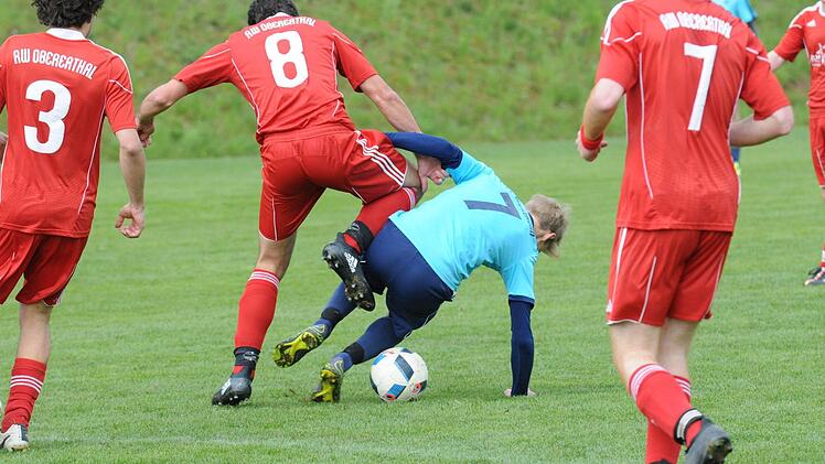 "Auf die Socken" gibt es hier für den Westheimer Yanik Pragmann im Spiel gegen den mit 1:0 siegreichen SV Obererthal. Foto: ssp