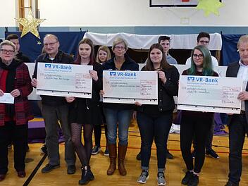 Über sportliche Schüler und soziales Engagement freuten sich Schulleiterin Freifrau Ulrike von und zu der Tann, Hartmut Grossmann von den "Versteckten Engeln" der Tafel Bad Kissingen, 3. Schülersprecherin Antonia Schölzke, Elke Schellenberger  vom Malteser Kinderpalliativteam, 1. Schülersprecherin Josy Seuffert, 2. Schülersprecherin Anna Lippert und Stefan Labus von der Schweinfurter Kindertafel e. V. Alle drei Hilfsorganisationen wurden zu gleichen Teilen bedacht. Manfred Mellenthin