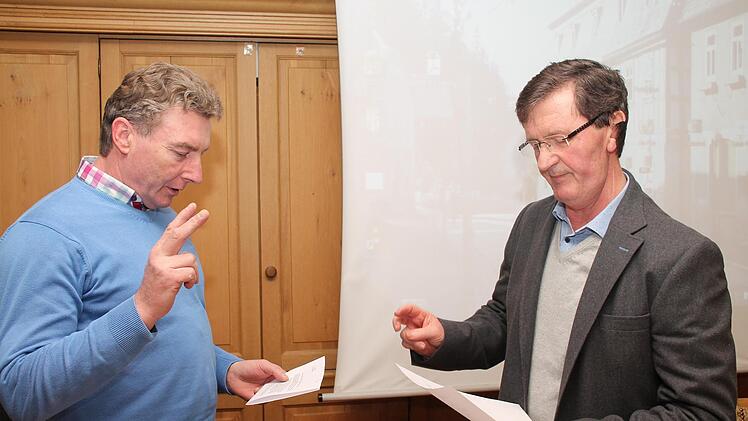 Durch den 1. Bürgermeister Hans-Peter Laschka wurde der neugewählte 3. Bürgermeister Wolfgang Götz (links ) vereidigt. Herbert Fischer