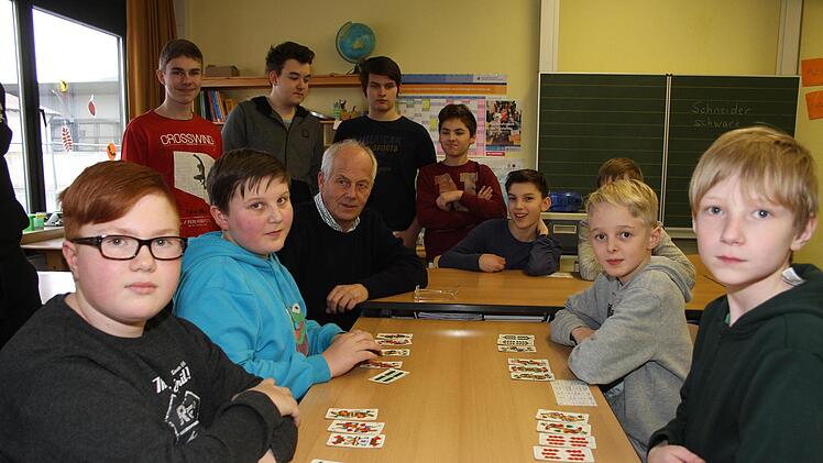 Zwölf Jungs sind Feuer und Flamme für den Schafkopfunterricht in der Stadtsteinacher Schule. So macht Schule Spaß, finden alle. Foto: Sonny Adam