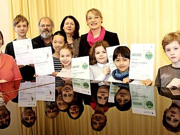 Nach der Prüfung (von links): Margit Denk, Robin Küster, Martin Lauer, Jessica Song, Thea Iglisch, Anna Steinhilber, Renate Schroff, Charlotte Mükke, Theresa Gossens und Jonathan Schwarz Foto: Richard Sänger