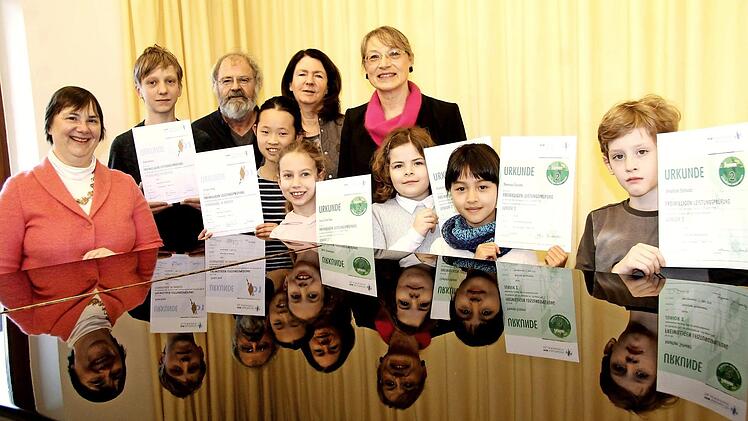 Nach der Prüfung (von links): Margit Denk, Robin Küster, Martin Lauer, Jessica Song, Thea Iglisch, Anna Steinhilber, Renate Schroff, Charlotte Mükke, Theresa Gossens und Jonathan Schwarz Foto: Richard Sänger