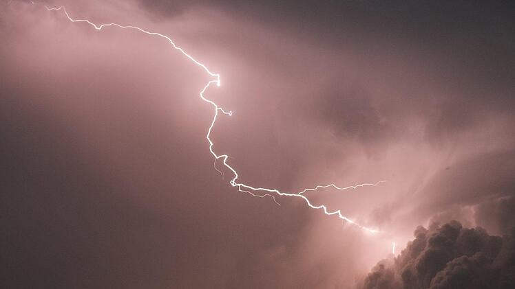 Bei schwüler Hitze erwarten uns am Wochenende laut aktuellem Wetterbericht heftige Gewitter, Hagel und in Teilen Frankens sogar Überschwemmungen. Symbolfoto: Ole Spata/dpa