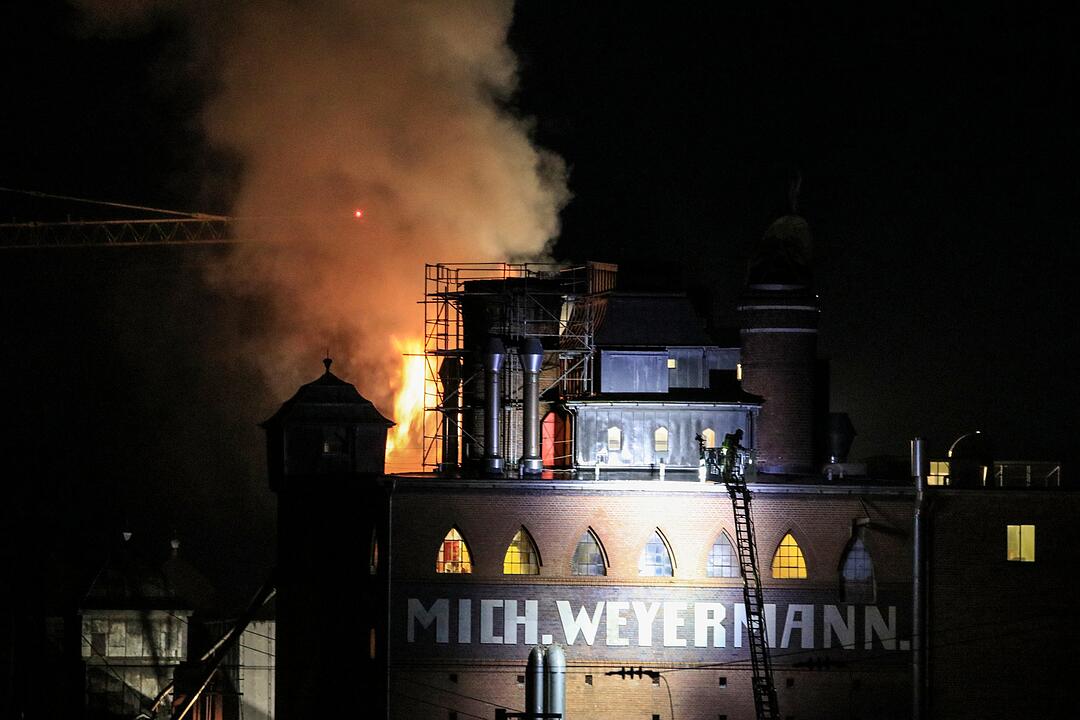 Malzfabrik Weyermann in Bamberg in Flammen: Einsatzkräfte kämpfen stundenlang gegen das Feuer