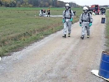 Die Feuerwehrleute traten mit Atemschutz und in leichten Chemieschutzanzügen an.  Fotos: Stefan Brunner/Feuerwehr