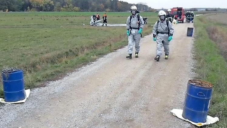 Die Feuerwehrleute traten mit Atemschutz und in leichten Chemieschutzanzügen an.  Fotos: Stefan Brunner/Feuerwehr