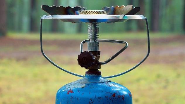 Beim Zubereiten des Frühstücks ist wohl eine der angeschlossenen Gasflaschen explodiert. Die Frau wurde schwer verletzt in die Klinik gebracht.  Symbolbild: JerzyGorecki/pixabay.com