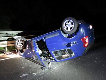 Die Fahrerin und ihre Beifahrerin befreiten sich selbstst&auml;ndig aus dem v&ouml;llig zerst&ouml;rten Dacia. Ein Rettungsdienst brachte die beiden Frauen ins Klinikum. Foto: Polizei Hof