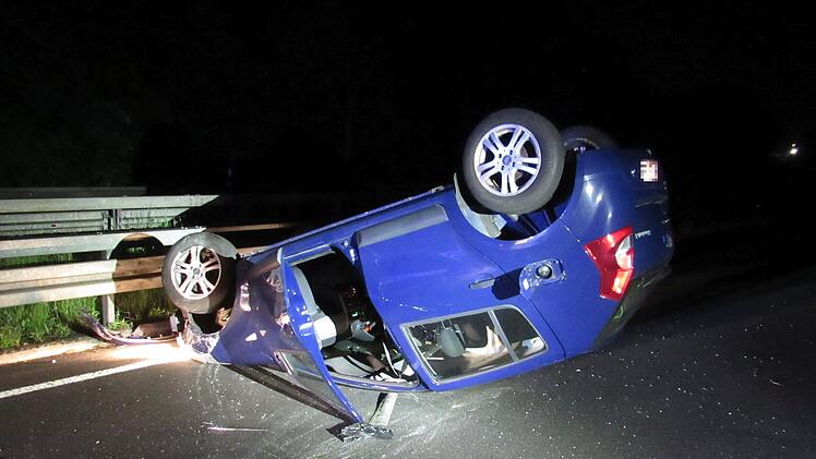 Die Fahrerin und ihre Beifahrerin befreiten sich selbstständig aus dem völlig zerstörten Dacia. Ein Rettungsdienst brachte die beiden Frauen ins Klinikum. Foto: Polizei Hof