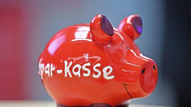 Ein Sparschwein einer Sparkasse. Der Weltspartag ist eine Institution. Aber lohnt sich sparen &uuml;berhaupt noch? Banken und Sparkassen werben unverdrossen. Foto: Martin Schutt, dpa