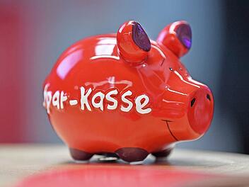 Ein Sparschwein einer Sparkasse. Der Weltspartag ist eine Institution. Aber lohnt sich sparen überhaupt noch? Banken und Sparkassen werben unverdrossen. Foto: Martin Schutt, dpa