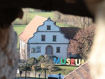 Blick von einem Projekt, das im Rahmen des Konversionsmanagements gefördert wurde, auf ein anderes: Vom Baderturm aus sticht der bunte Schriftzug an der Herrenmühle ins Auge. Foto: Ralf Ruppert