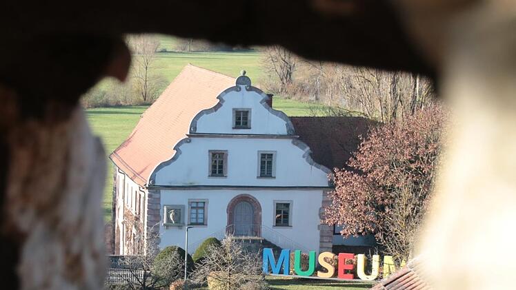 Blick von einem Projekt, das im Rahmen des Konversionsmanagements gefördert wurde, auf ein anderes: Vom Baderturm aus sticht der bunte Schriftzug an der Herrenmühle ins Auge. Foto: Ralf Ruppert