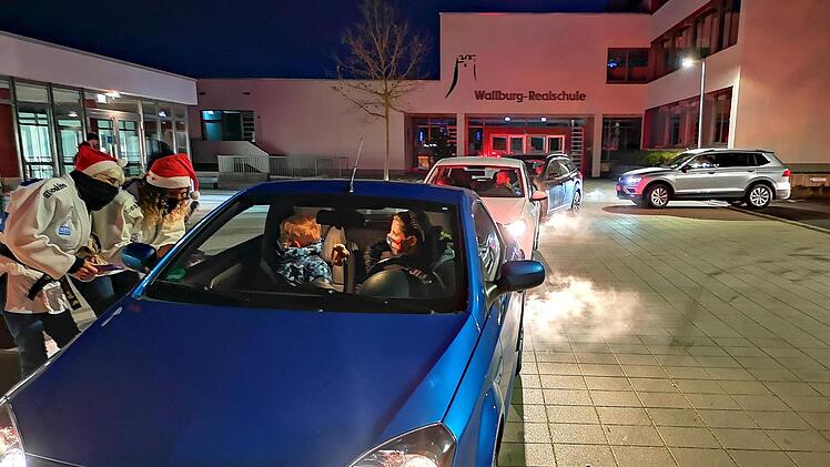 Viele Judo-Kinder der SG Eltmann nahmen das Angebot an, im wohl ersten "Nikolaus-Drive-In" weit und breit ihre Nikolaus-Geschenke coronagerecht entgegenzunehmen. Eine tolle Idee in diesen schweren Zeiten.
